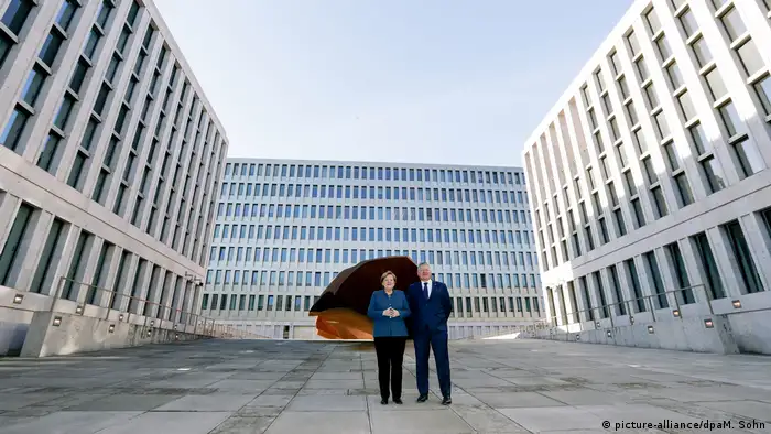 Kanclerz Angela Merkel i szef BND Bruno Kahl przed jej nową siedzibą w Berlinie