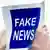Руки держат листок с надписью "Fake news"