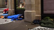 30.12.2018, Großbritannien, London: Obdachlose liegen in ihren Schlafsäcken an einem Gebäude im Zentrum Londons. Foto: Victoria Jones/PA Wire/dpa +++ dpa-Bildfunk +++ |