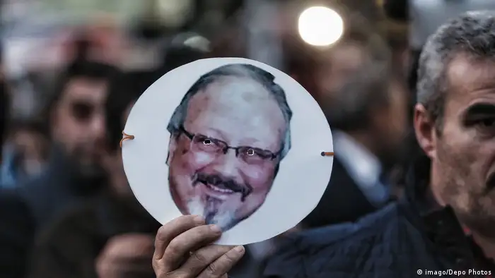 Leute halten Bilder von Jamal Khashoggi während der Demonstration vor dem saudi-arabischen Konsulat