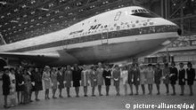 21. Januar 1970, New York, USA, Beim Roll-Out der ersten Boeing 747 im Jahr 1968 aus dem Produktionsgebäude in Everett bei Seattle stehen Stewardessen der 26 Luftverkehrsgesellschaften vor ihr aufgereiht, die das neue Riesenflugzeug bereits bestellt hatten. Zum ersten kommerziellen Flug hob die Maschine dann am 21. Januar 1970 vom New Yorker Kennedy-Flughafen nach London ab. 