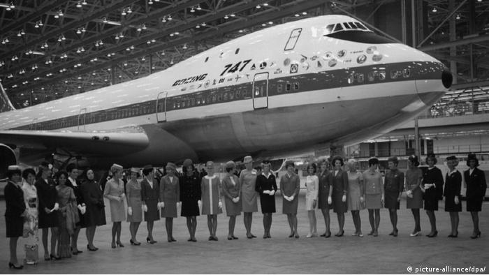 Архивное фото: выкатка первого самолета Boeing 747 из сборочного цеха. 1968 год.