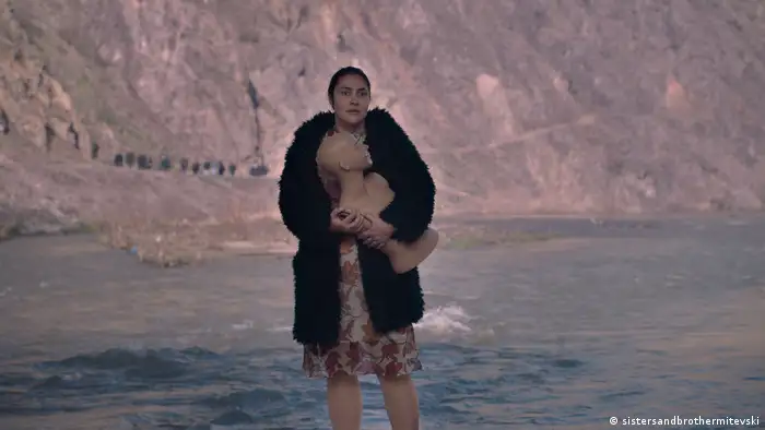Filmszene aus God Exists, Her Name Is Petrunya zeigt eine Frau mit dem Oberkörper einer Kleiderpuppe in den Händen (sistersandbrothermitevski)
