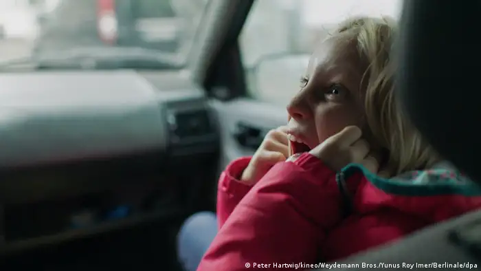 Filmszene aus Systemsprenger zeigt ein schreiendes Mädchen auf dem Beifahrersitz eines Autos (Peter Hartwig/kineo/Weydemann Bros./Yunus Roy Imer/Berlinale/dpa)