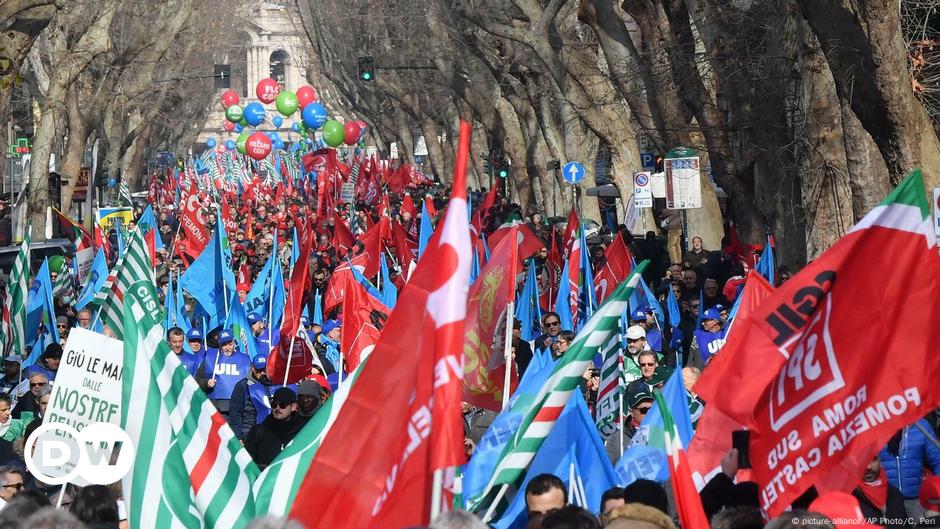 Hundreds Of Thousands Protest Government In Italy – DW – 02/09/2019