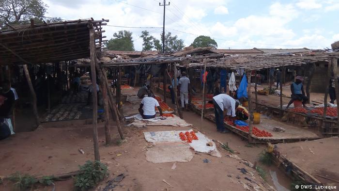 Mosambik Hygiene Straßenhändler in Nampula (DW/S. Lutxeque)