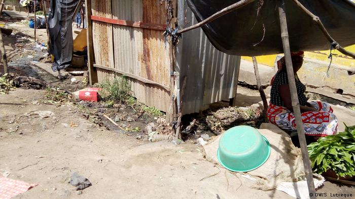 Mosambik Hygiene Straßenhändler in Nampula (DW/S. Lutxeque)