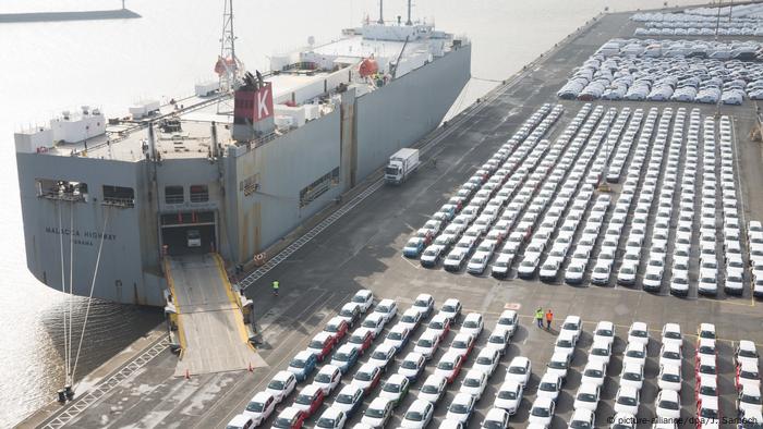 Автомобілі Volkswagen перед погрузкою в порту Емдена