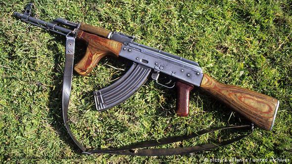 Kalaschnikow oder AK 47 liegt in einer Wiese