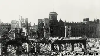 Vingt kilométres carrés de Dresde réduits en cendres après les bombardements