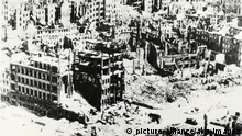 二战结束前夕德累斯顿被炸成废墟
