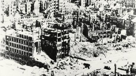 Над 400 000 бомби се изсипват над града - една от друга по-смъртоносни. Дрезден е разрушен почти до основи. Нищо, че не играе почти никаква роля за по-нататъшния развой на войната.