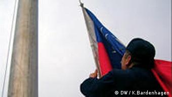 Ein Soldat hisst die Flagge der Republik China (Foto: DW / K.Bardenhagen)