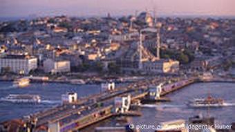 Blick vom Galata-Turm auf die Galata Brücke und die Yeni Moschee, Istanbul, Marmaragebiet, Türkei (Foto: picture alliance)