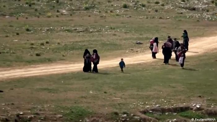 Syrien IS - Kampf um Baghus - Zivilisten, die vor Kämpfen in der Nähe von Baghouz vor den Islamisten fliehen