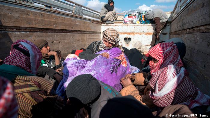 Syrien IS - Kampf um Baghus - Zivilisten, die vor Kämpfen in der Nähe von Baghouz vor den Islamisten fliehen (Getty Images/AFP/F. Senna)
