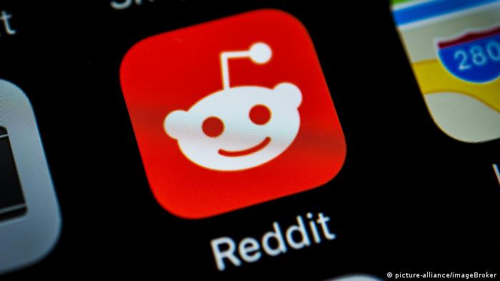 The Reddit Logo on a mobile phone home screen