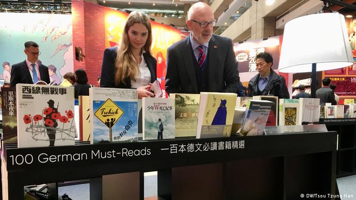 People looking at books at the Taiwan Book Fair