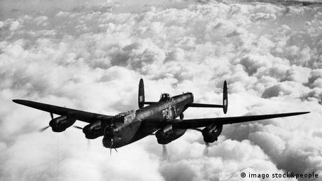 13 февруари 1945 година: 245 британски бомбардировача Ланкастър поемат курс към Дрезден. В 21:45 вечерта градът край Елба е огласен от воя на сирените. Ужасът на следващите часове е неописуем.