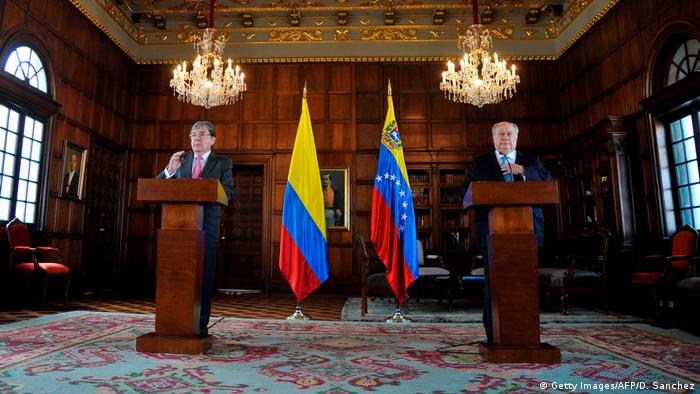 Kolumbien, Bogota: Proteste zur Venezuela Krise Carlos Holmes Trujillo und Humberto Calderon (Getty Images/AFP/D. Sanchez)