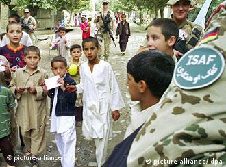 ISAF Soldat mit Kindern (Foto: dpa)