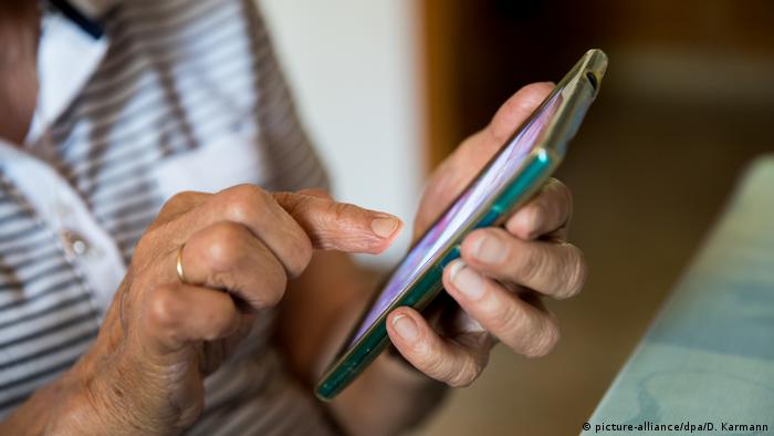 53 відсотки жителів Німеччини віком від 65 років не користуються смартфонами