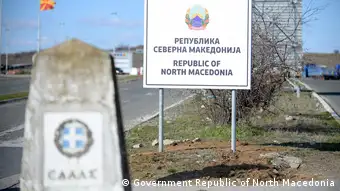 Neue Schilder an Grenze zwischen Mazedonien und Griechenland