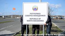Neue Schilder an der Grenze zwischen Mazedonien und Griechenland nach der Umbenennung der Republik Nord- Mazedonien. 13.02.2019
Government of the Republic of North Macedonia 