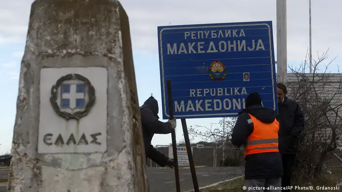 Altes Schilder an Grenze zwischen Mazedonien und Griechenland entfernt
