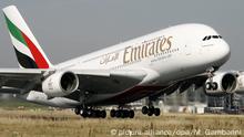 ARCHIV - Der erste Airbus A380, der im Airbus-Werk in Hamburg-Finkenwerder an die arabische Airline Emirates ausgeliefert wurde, startet am 29.07.2008 vom Werksflughafen in Hamburg-Finkenwerder Richtung Dubai. Ein Triebwerkausfall hat einen Airbus A380 der Fluggesellschaft Emirates am Sonntagabend kurz nach dem Start in Sydney zur Umkehr gezwungen. Foto: Maurizio Gambarini/dpa (zu dpa 0127 Triebwerkausfall auf Airbus A380 - Umkehr kurz nach dem Start am 12.11.2012) +++(c) dpa - Bildfunk+++ | Verwendung weltweit