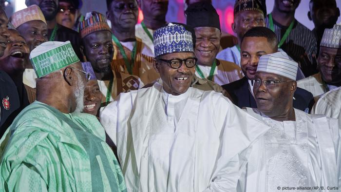 Vor Wahlen in Nigeria Muhamadu Buhari (M), Präsident von Nigeria, und Atiku Abubakar (r)