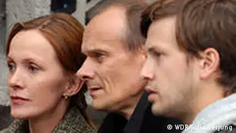 Ehepaar und junger Mann schauen in eine Richtung - Szen aus Film Jenseits der Mauer (WDR)