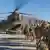 Afghanistan - US Soldaten der "Resolute Support Sustainment Brigade" beladen Helikopter