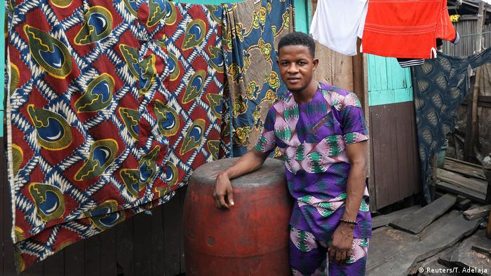 BG Junge Nigerianer wiegen ihre Stimme ab (Reuters/T. Adelaja)