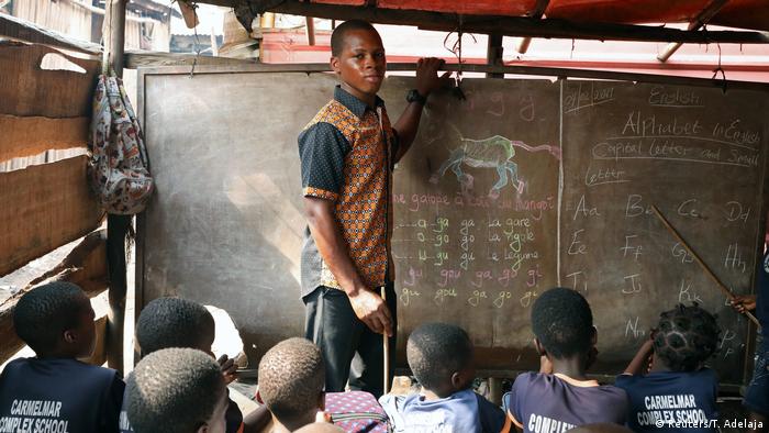 BG Junge Nigerianer wiegen ihre Stimme ab (Reuters/T. Adelaja)