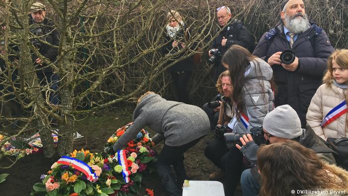 People laying wreaths