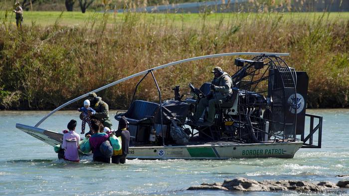 La Patrulla Fronteriza de Estados Unidos también rescata a refugiados, a veces a familias enteras que buscan traspasar la frontera fluvial.