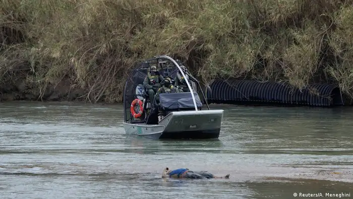 Algunas personas que no logran cruzar el río no regresan para ponerse a salvo en la rivera mexicana. 
