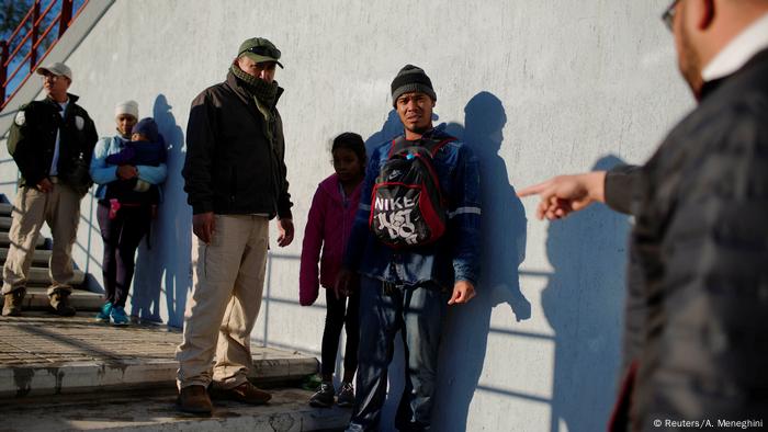 También en México los migrantes son arrestados: este joven es detenido en Piedras Negras, luego de un intento fallido de escapar a EE.UU..