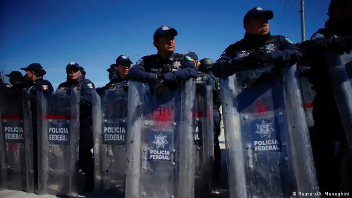 Las fuerzas de seguridad mexicanas de Piedras Negras custodian un campamento que acoge a aproximadamente 1700 migrantes que quieren solicitar asilo en Estados Unidos.