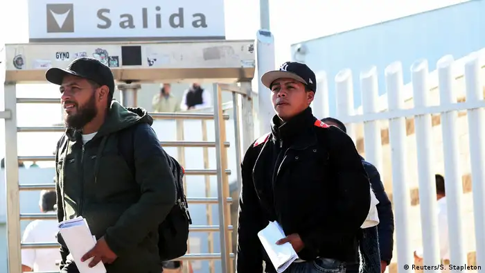 Se frustró el plan: solicitud rechazada. Estos solicitantes de asilo abandonan el paso de El Chaparral, en la frontera Tijuana-San Diego.