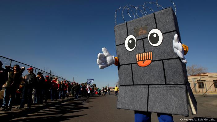 Las personas que hacen fila aquí en El Paso, Texas, aplauden los planes de Trump de construir un muro fronterizo.