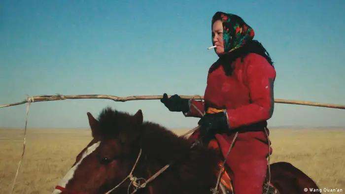 Filmszene aus Öndög zeigt eine Hirtin auf einem Pferd reitend (Wang Quan'an)