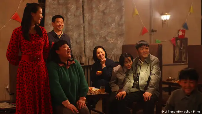 Filmszene aus So Long, My Son zeigt eine lachenden Gruppe von Menschen (Li Tienan/Dongchun Films)