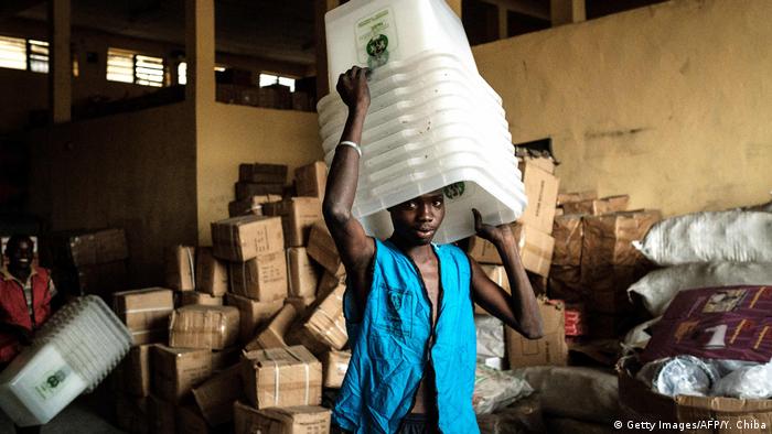 Präsidentschaftswahl in Nigeria um eine Woche verschoben DW Deutsch