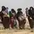 Syrien Baghus  - Frauen fliehen mit ihren Kindern aus dem IS-Dorf
