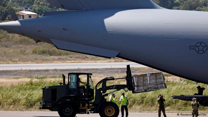 US-Hilfsgüter für Venezuela werden aus einem Flugzeug in Cúcuta (Kolumbien) ausgeladen