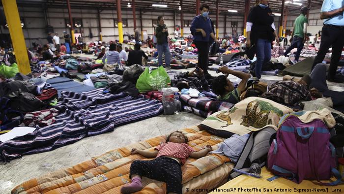 Mexico Piedras Negras - Migranten in Notunterkunft (picture-alliance/AP Photo/The San Antonio Express-News/J. Lara)
