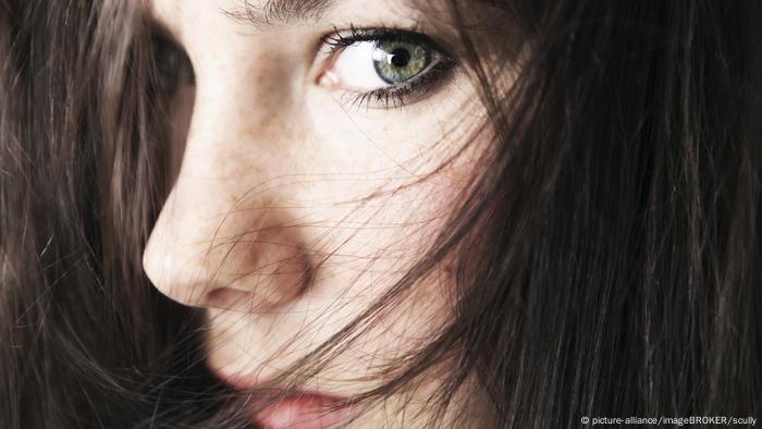 Junge Frau, Haare im Gesicht