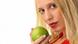 Junge blonde Frau mit einem grünen Apfel Junge blonde Frau mit einem grünen Apfel